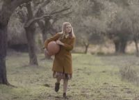 Άγριες Μέλισσες: Η Δρόσω ξεμυαλίζεται από τον τραγουδιστή του θιάσου, τον Παύλο Άγριες Μέλισσες: Η Δρόσω ξεμυαλίζεται από τον τραγουδιστή του θιάσου, τον Παύλο