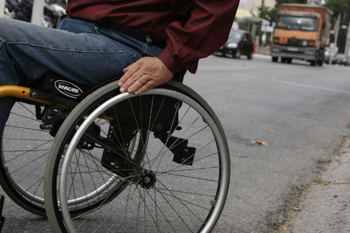 ΟΑΣΑ: Βελτιώνει την προσβασιμότητα των ΑμεΑ σε στάσεις λεωφορείων και τρόλεϊ
