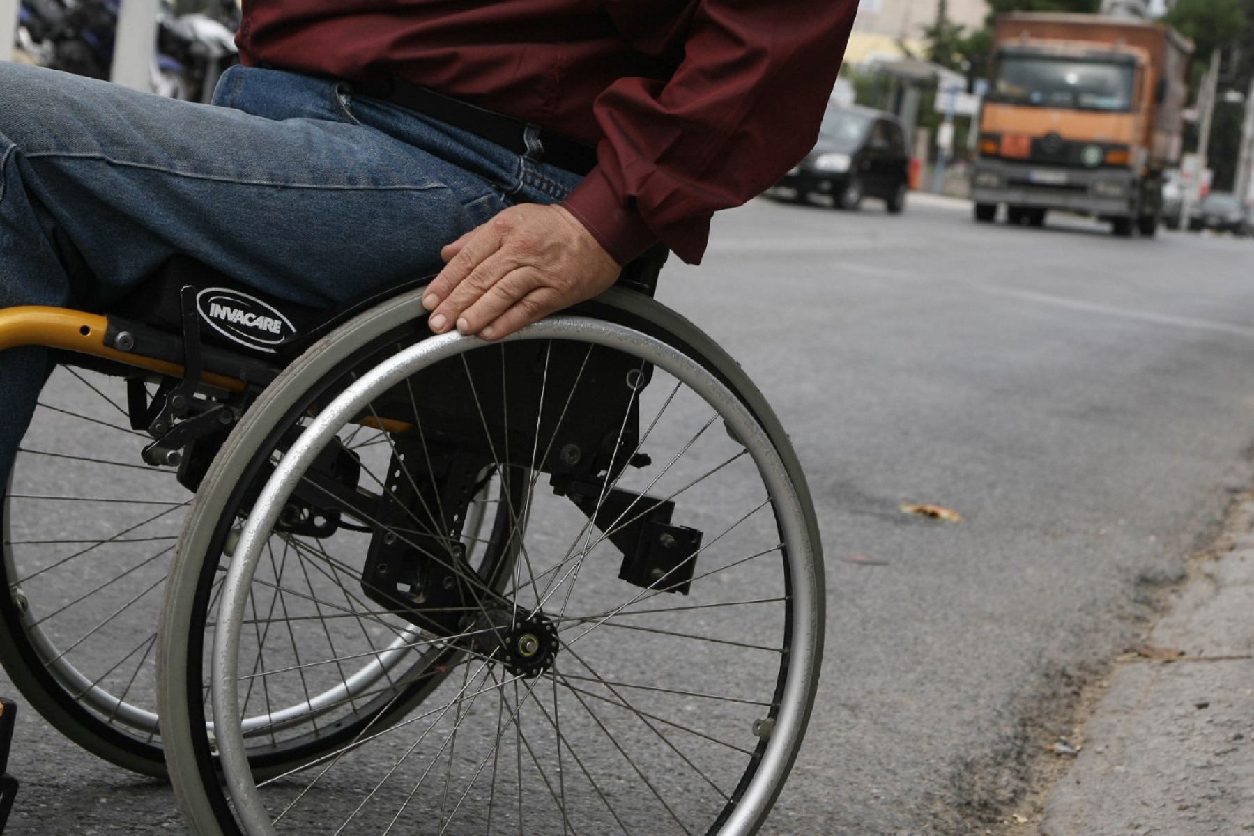ΟΑΣΑ: Βελτιώνει την προσβασιμότητα των ΑμεΑ σε στάσεις λεωφορείων και τρόλεϊ