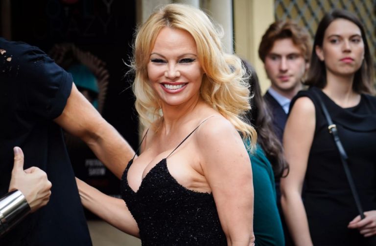 Πάμελα Άντερσον: Τα “πέταξε” στο Instagram στα 52 της [pic]