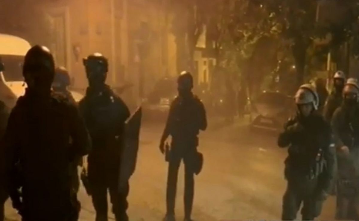 Συμπλοκές νεαρών με ΜΑΤ στην Ορεστιάδα – Μαχαιρώθηκε ένας αστυνομικός