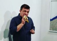 ΗΠΑ: Καλλιτέχνης ξεκόλλησε και έφαγε την μπανάνα αξίας 120.000 δολαρίων ΗΠΑ: Καλλιτέχνης ξεκόλλησε και έφαγε την μπανάνα αξίας 120.000 δολαρίων