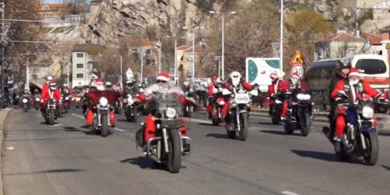 Βουλγαρία: Γέμισαν οι δρόμοι ΑγιοΒασίληδες μοτοσυκλετιστές [vid]