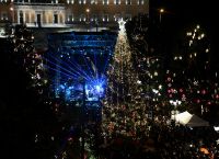 Δήμος Αθηναίων: Γέρνει το δέντρο στο Σύνταγμα [vid]