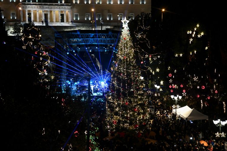 Δήμος Αθηναίων: Γέρνει το δέντρο στο Σύνταγμα [vid]