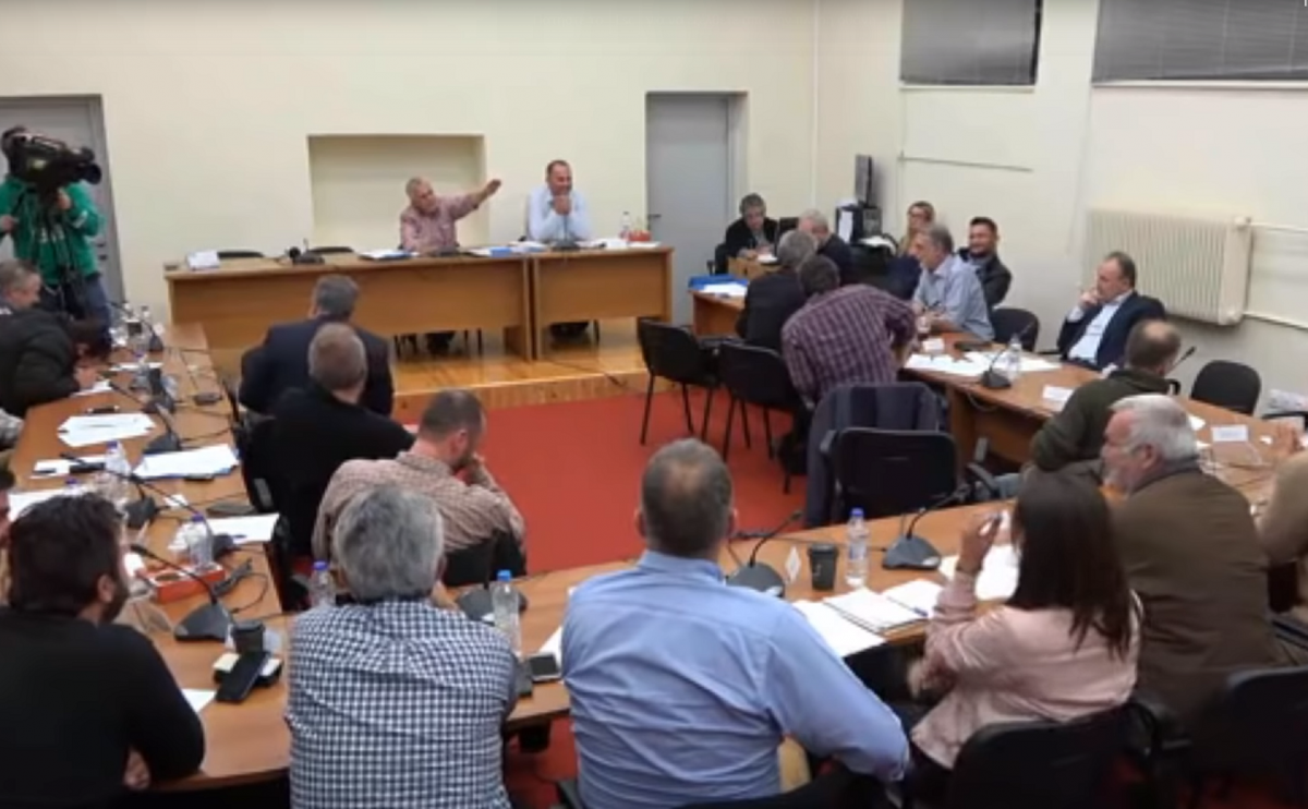 “Γαλλικά” στο δημοτικό συμβούλιο Γορτυνίας: “Τι λέει αυτό το αρ….;” [vid]