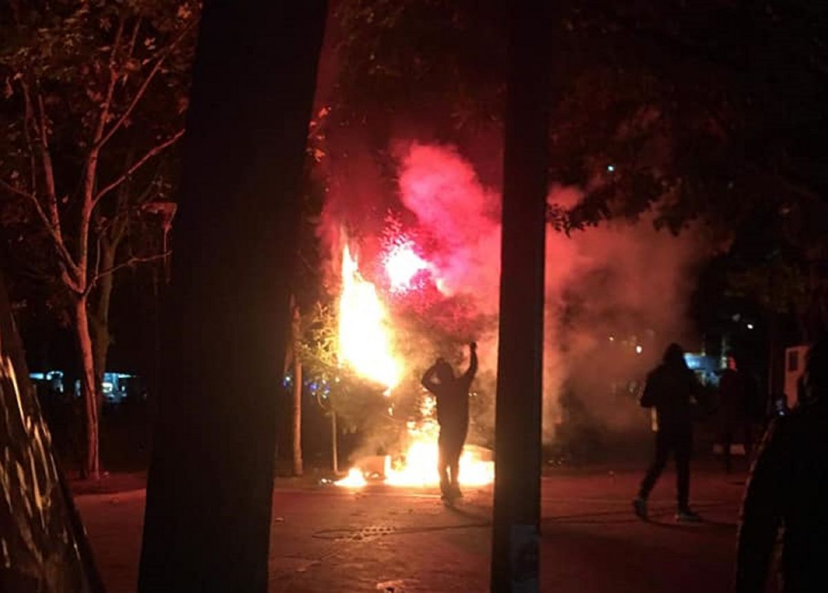 Εξάρχεια: Άγνωστοι έκαψαν και το δεύτερο Χριστουγεννιάτικο δέντρο [pics&vid]