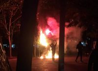 Εξάρχεια: Άγνωστοι έκαψαν και το δεύτερο Χριστουγεννιάτικο δέντρο [pics&vid]