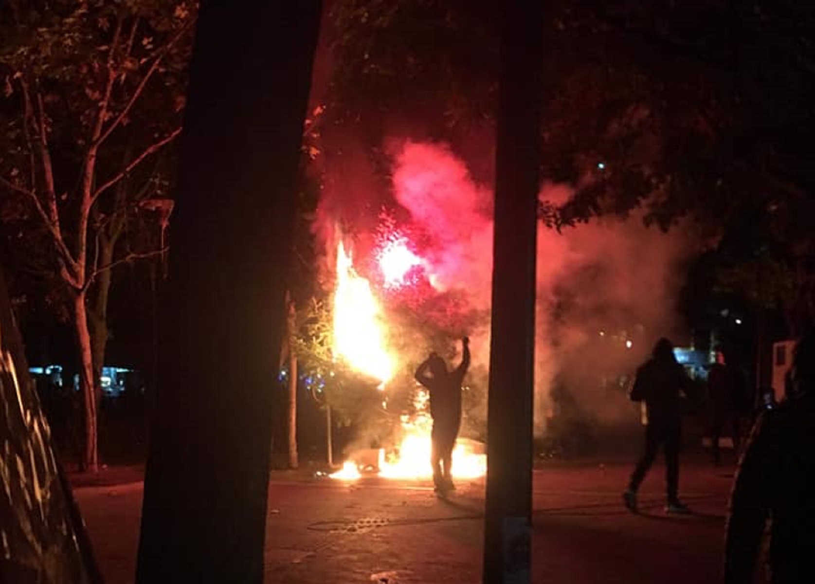 Εξάρχεια: Άγνωστοι έκαψαν και το δεύτερο Χριστουγεννιάτικο δέντρο [pics&vid]