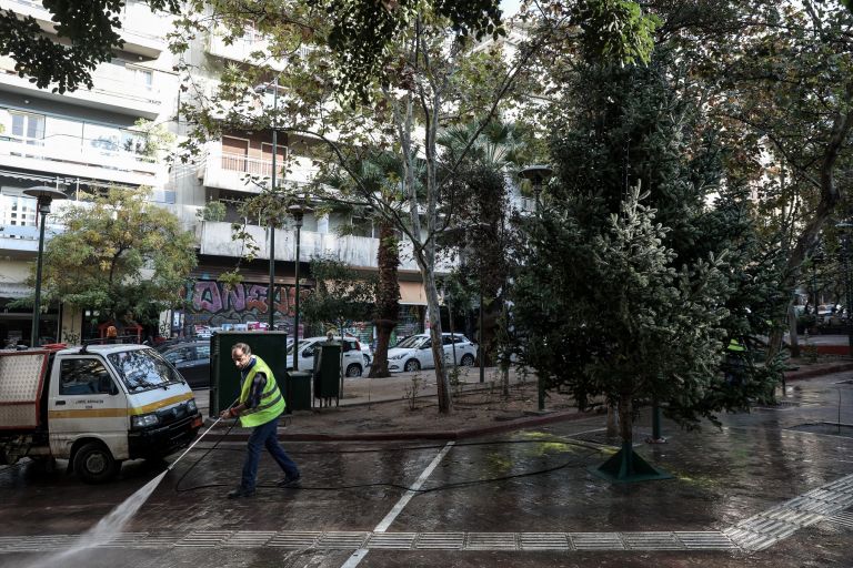 Εξάρχεια: Έβαλαν καινούργιο δέντρο στην πλατεία [pics]
