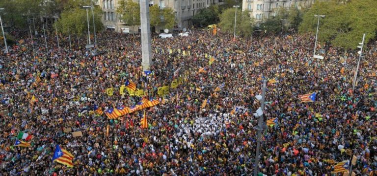 “El Clasico”: Άρχισαν τα “όργανα” – Διαδηλωτές έξω από το “Καμπ Νου” [pics]