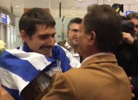 Έλληνας ναυτικός: Έφτασε στην Ελλάδα ο 20χρονος που ήταν όμηρος πειρατών στο Τόγκο Έλληνας ναυτικός: Έφτασε στην Ελλάδα ο 20χρονος που ήταν όμηρος πειρατών στο Τόγκο