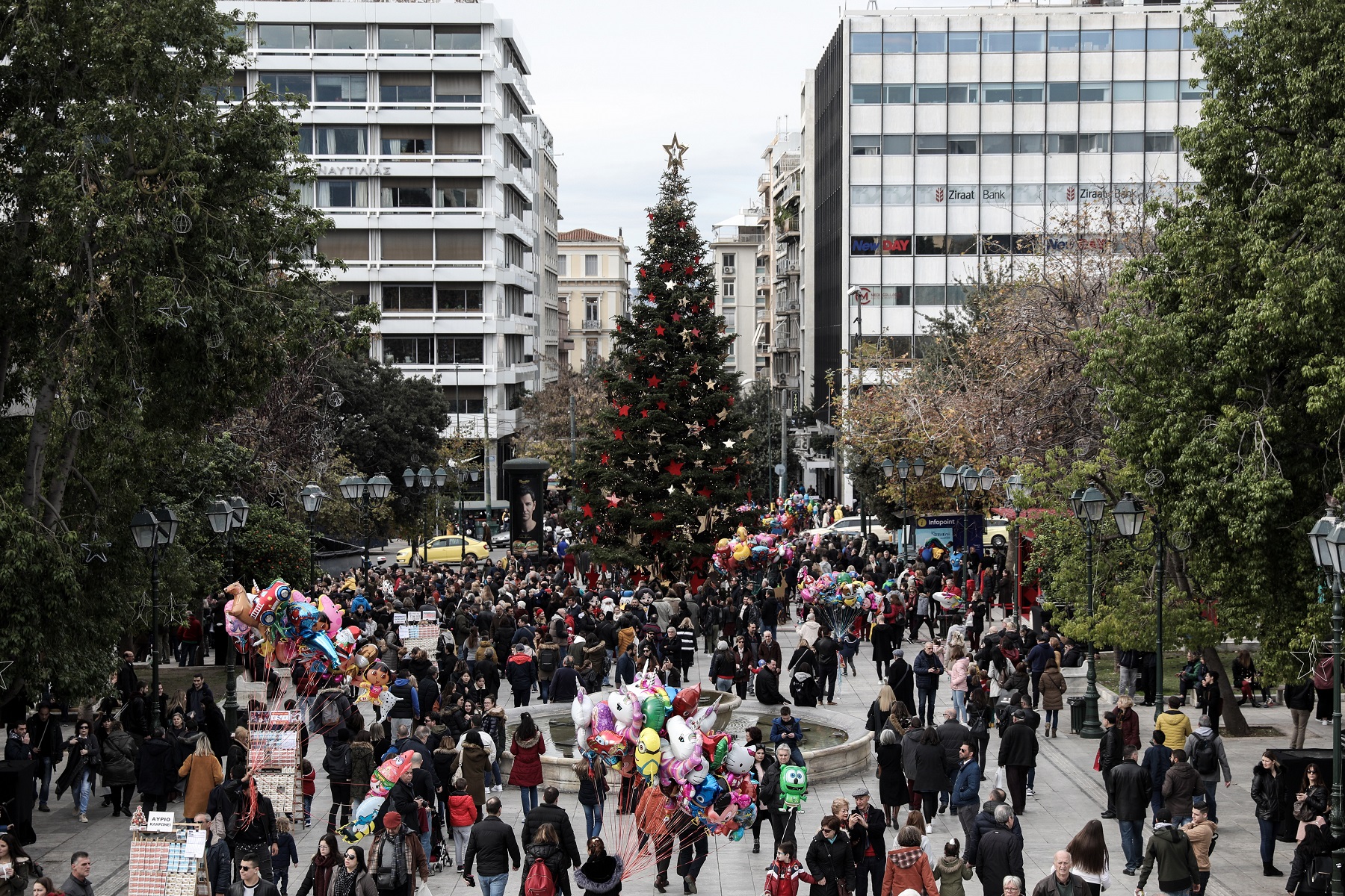 Παραμονή Πρωτοχρονιάς: Τι ώρα κλείνουν σούπερ μάρκετ και μαγαζιά σήμερα
