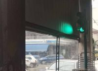 Μόνο στην Ελλάδα: Φανάρι βρίσκεται μέσα σε καφετέρια