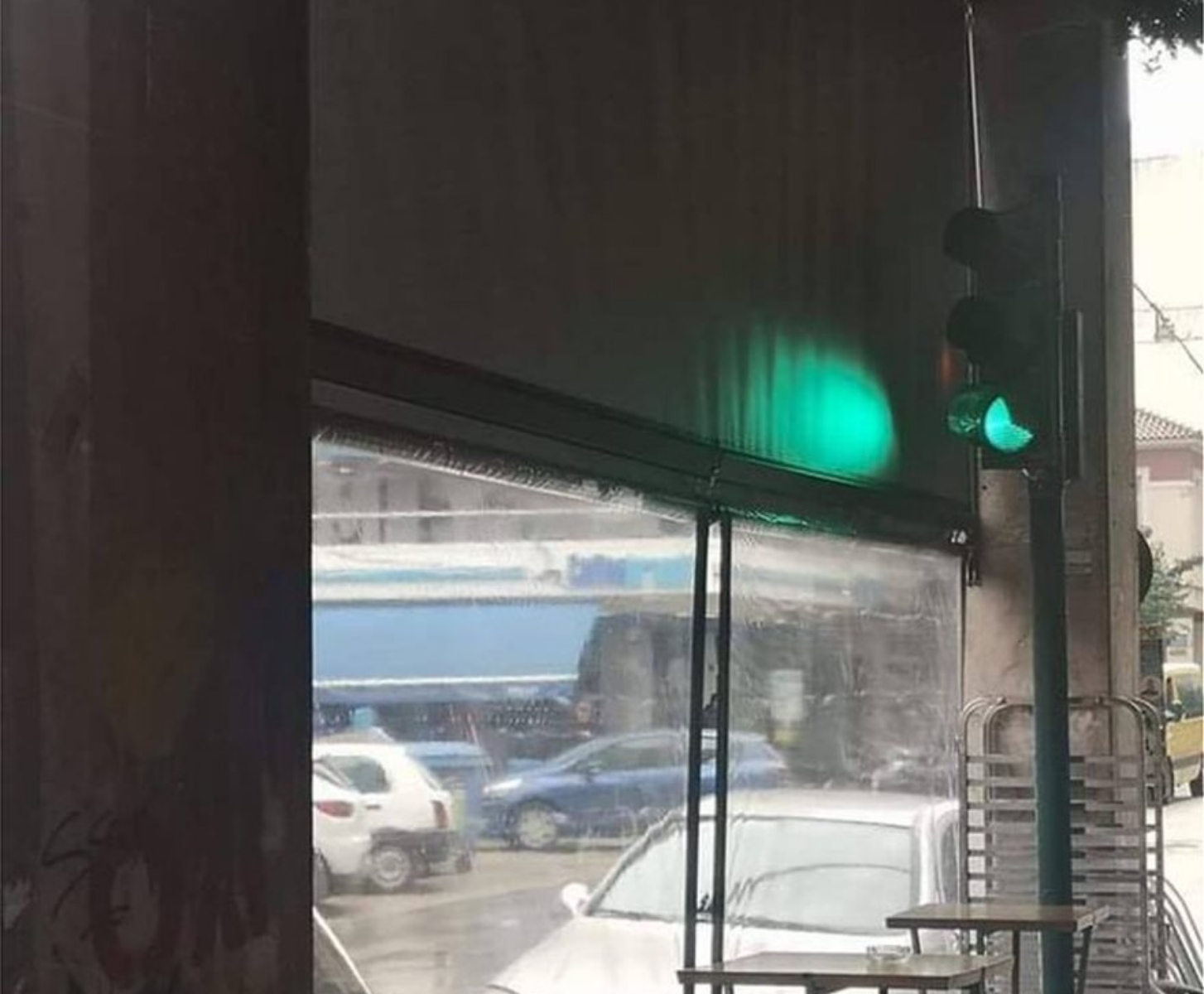 Μόνο στην Ελλάδα: Φανάρι βρίσκεται μέσα σε καφετέρια