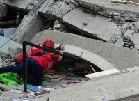 Φιλιππίνες: Έρευνες των σωστικών συνεργείων σε εμπορικό κέντρο που κατέρρευσε μετά τον σεισμό