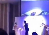 Έπαιξε στο γάμο του video με τη νύφη να τον απατά με τον κουνιάδο της [vid]