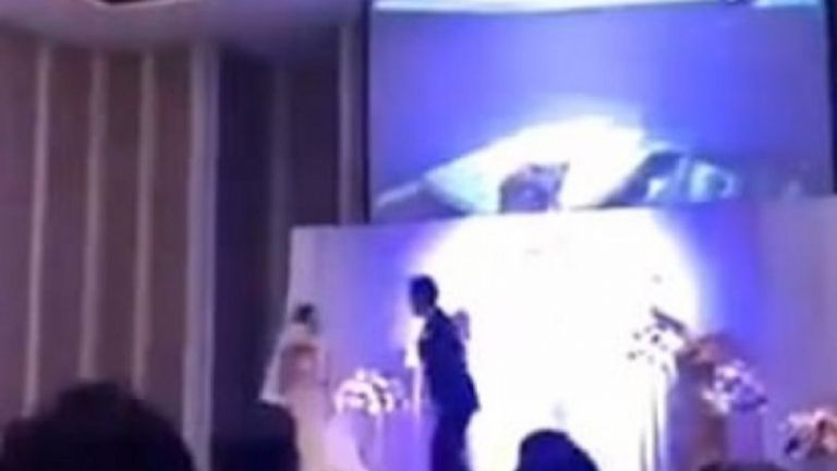 Έπαιξε στο γάμο του video με τη νύφη να τον απατά με τον κουνιάδο της [vid]