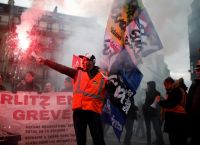 Γαλλία: Χρήση δακρυγόνων από την αστυνομία κατά διαδηλωτών στο κέντρο του Παρισιού