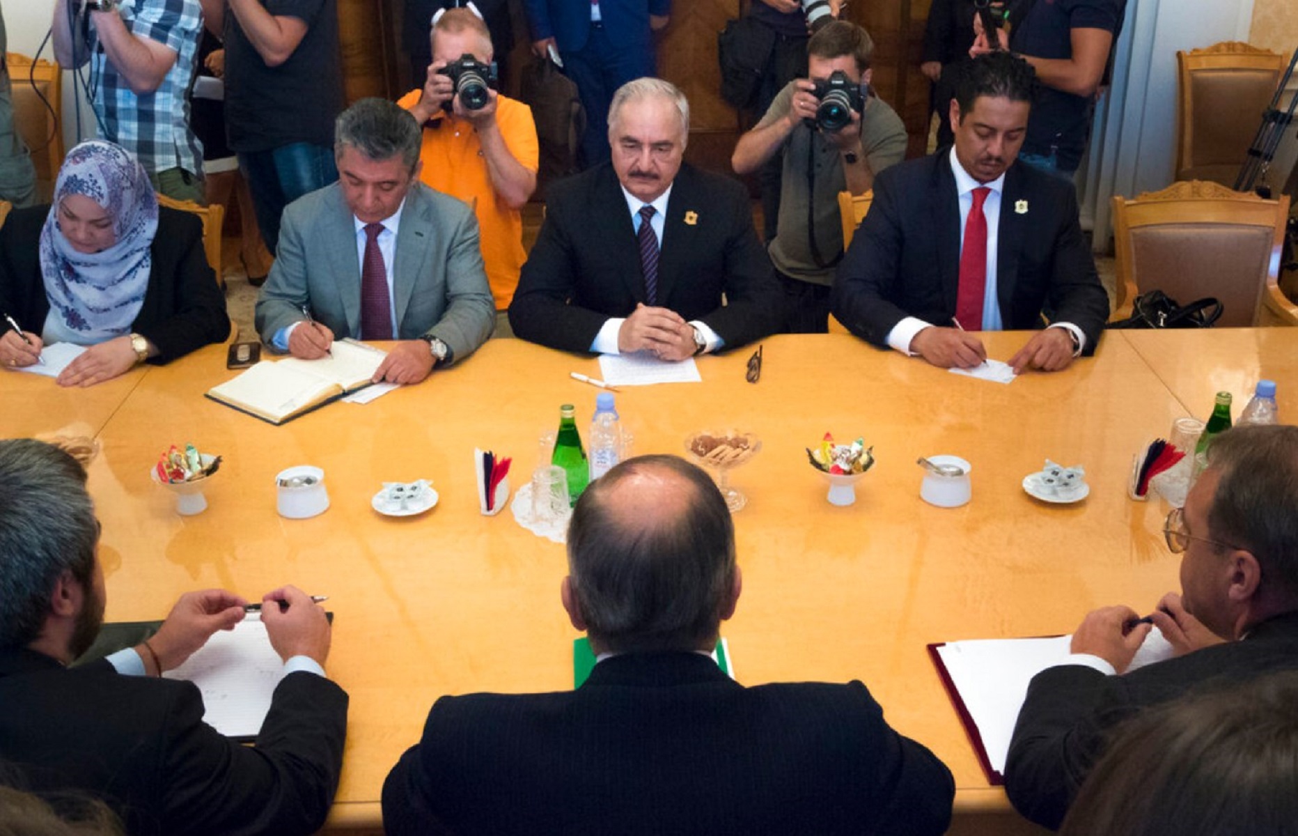 Λιβύη: Ο Χαφτάρ ζήτησε την αποχώρηση των ξένων διπλωματών – Ξεκινά η επίθεση στην Τρίπολη