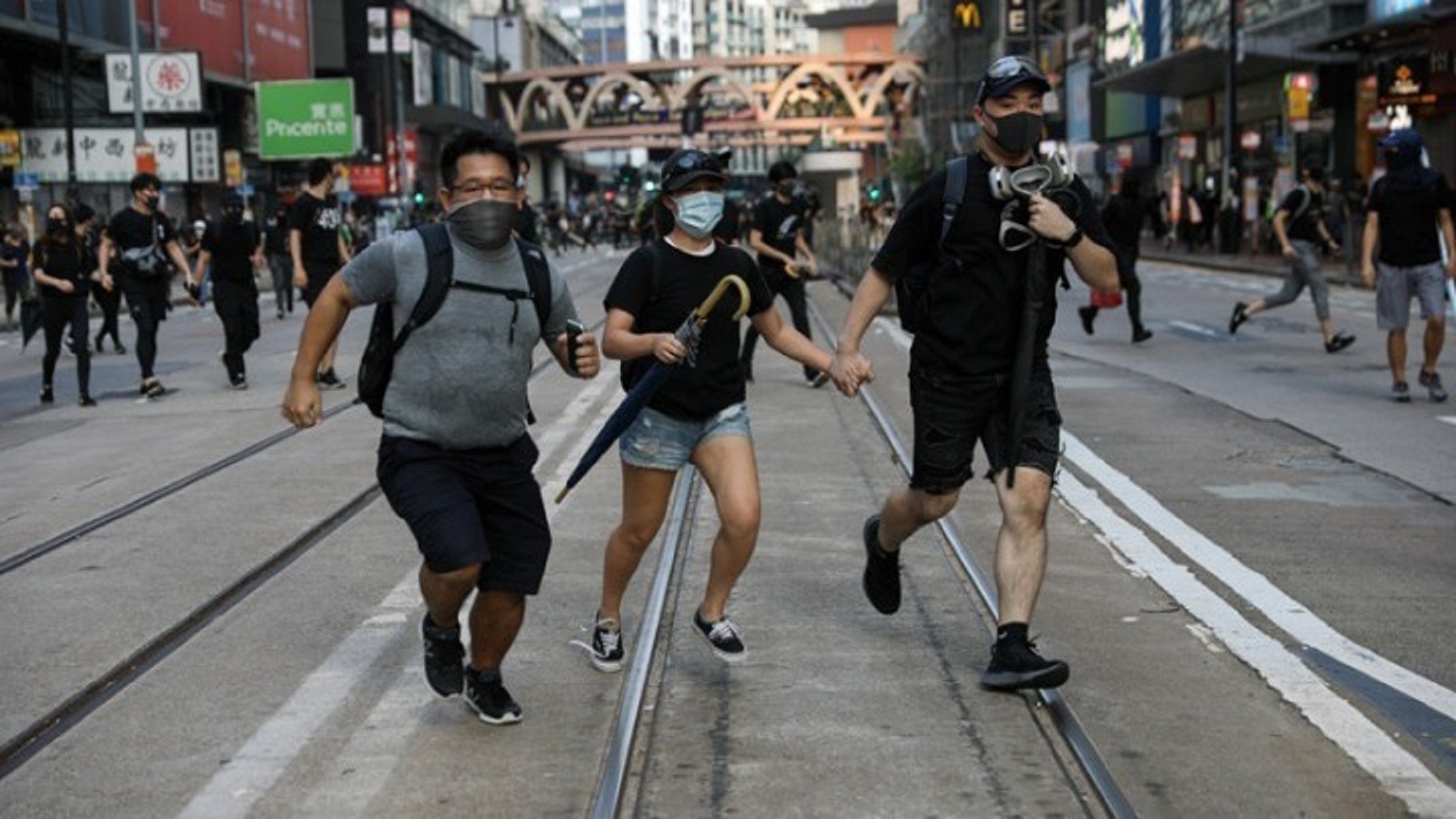 Χονγκ Κονγκ: Άλλη μια μέρα επεισοδίων – Δακρυγόνα σε εμπορικό κέντρο