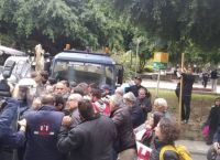 Ηράκλειο Κρήτης: Σοβαρά επεισόδια μεταξύ αγροτών και ΜΑΤ στο κέντρο της πόλης [pics&vid]
