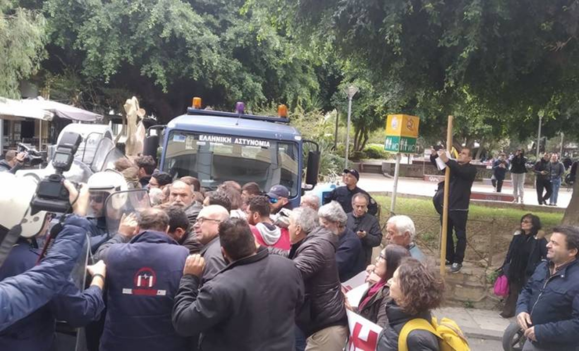 Ηράκλειο Κρήτης: Σοβαρά επεισόδια μεταξύ αγροτών και ΜΑΤ στο κέντρο της πόλης [pics&vid]