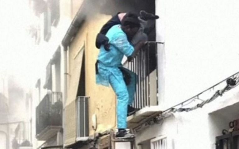 Ισπανία: Μετανάστης με κίνδυνο της ζωής του έσωσε ανάπηρο άνδρα από πυρκαγιά [pics]