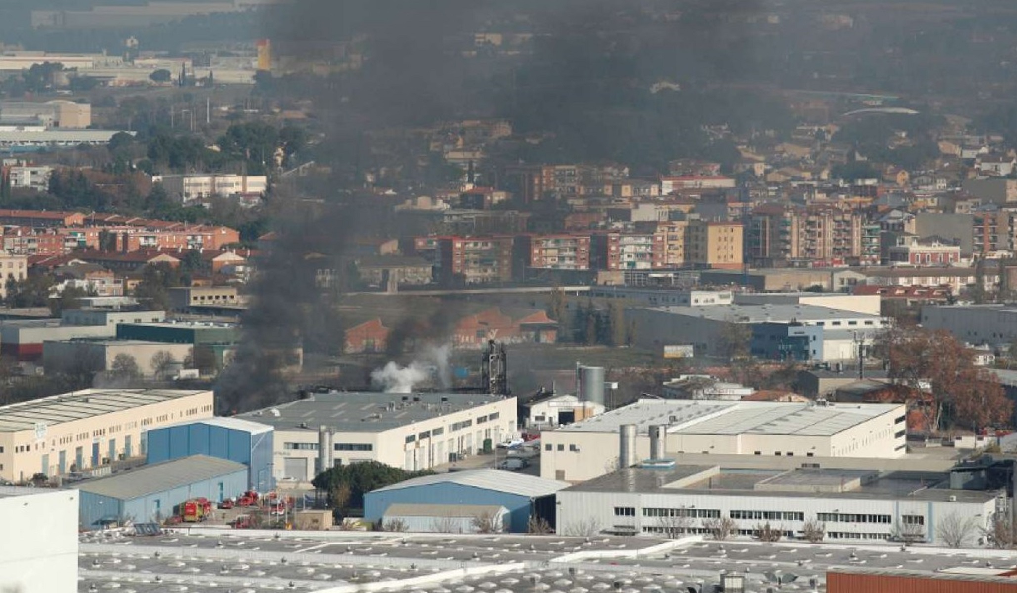 Καταλονία: Πυρκαγιά σε χημικό εργοστάσιο υποχρέωσε τις αρχές να εκκενώσουν περιοχή στη Βαρκλεώνη