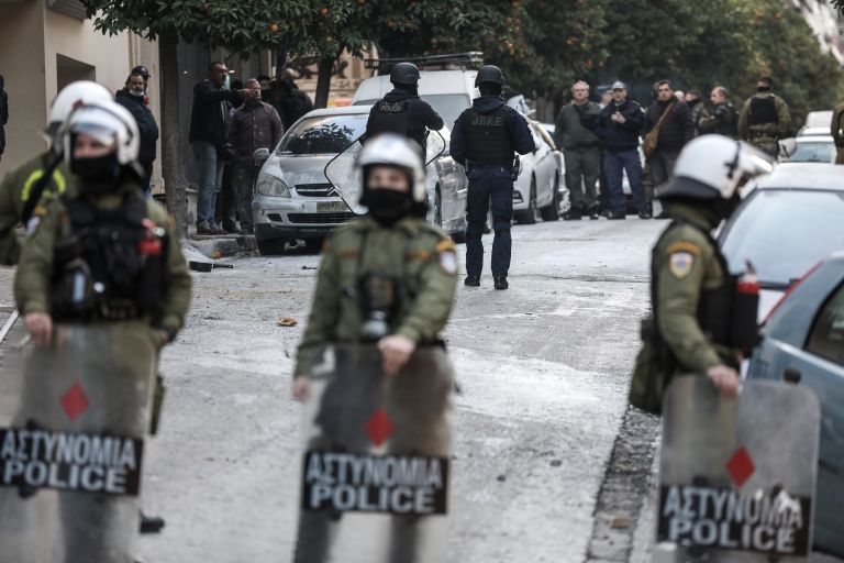 Αθήνα: Η αστυνομία εκκένωσε τρία κτίρια στο Κουκάκι – Εντάσεις και συλλήψεις στην περιοχή [vid]
