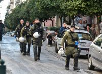 ΕΛΑΣ: Οι δύο γείτονες που συνελήφθησαν συμμετείχαν στην κατάληψη – Πήγαν να αρπάξουν το όπλο αστυνομικού ΕΛΑΣ: Οι δύο γείτονες που συνελήφθησαν συμμετείχαν στην κατάληψη – Πήγαν να αρπάξουν το όπλο αστυνομικού