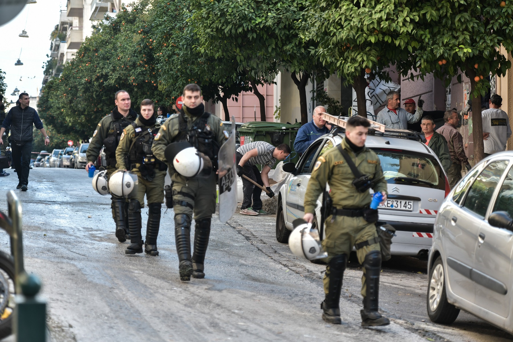 ΕΛΑΣ: Οι δύο γείτονες που συνελήφθησαν συμμετείχαν στην κατάληψη – Πήγαν να αρπάξουν το όπλο αστυνομικού