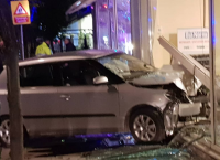 Λάρισα: Αυτοκίνητο προσέκρουσε σε τζαμαρία καταστήματος – Τραυματίας ο οδηγός Λάρισα: Αυτοκίνητο προσέκρουσε σε τζαμαρία καταστήματος – Τραυματίας ο οδηγός