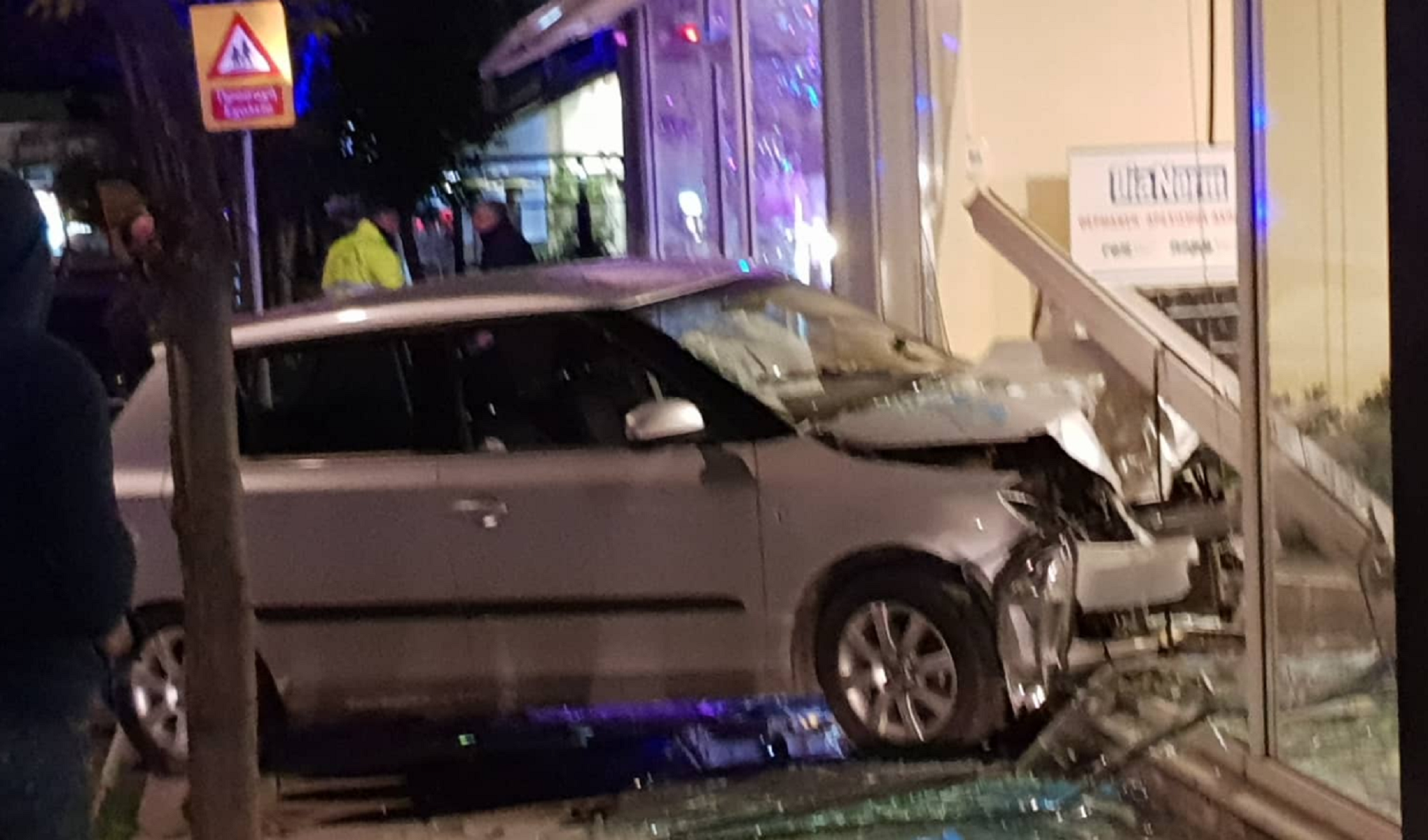Λάρισα: Αυτοκίνητο προσέκρουσε σε τζαμαρία καταστήματος – Τραυματίας ο οδηγός
