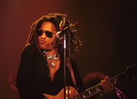 Λένι Κράβιτζ: Έκανε σκηνοθετικό ντεμπούτο με το μουσικό βίντεο «Here to Love»