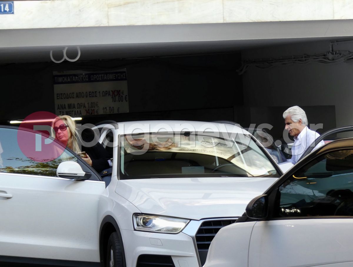 Αποκλειστικές φωτογραφίες: Βόλτα στο Κολωνάκι για το ζεύγος Λυμπέρη πριν τον πλειστηριασμό της βίλας του