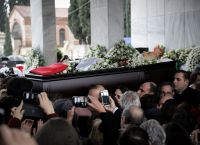 Θάνος Μικρούτσικος: Συγκίνησε η κόρη του μουσικοσυνθέτη στο “αντίο” της [pics]
