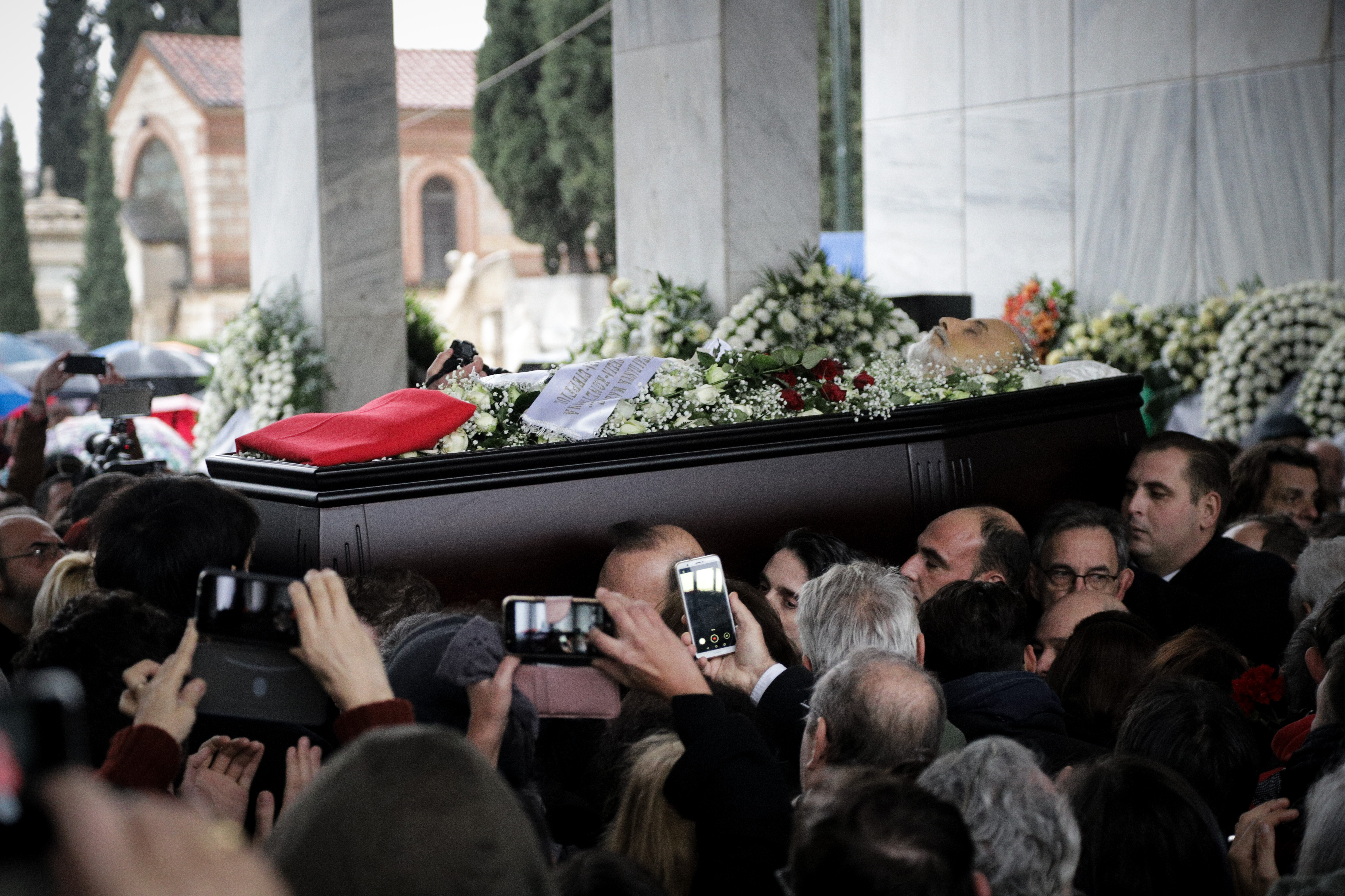 Θάνος Μικρούτσικος: Συγκίνησε η κόρη του μουσικοσυνθέτη στο “αντίο” της [pics]