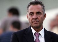 Γιώργος Μίνος: Τραγούδησε το “Λευτέρη, Λευτέρη” αφιερώνοντας το στον Βαρούχα