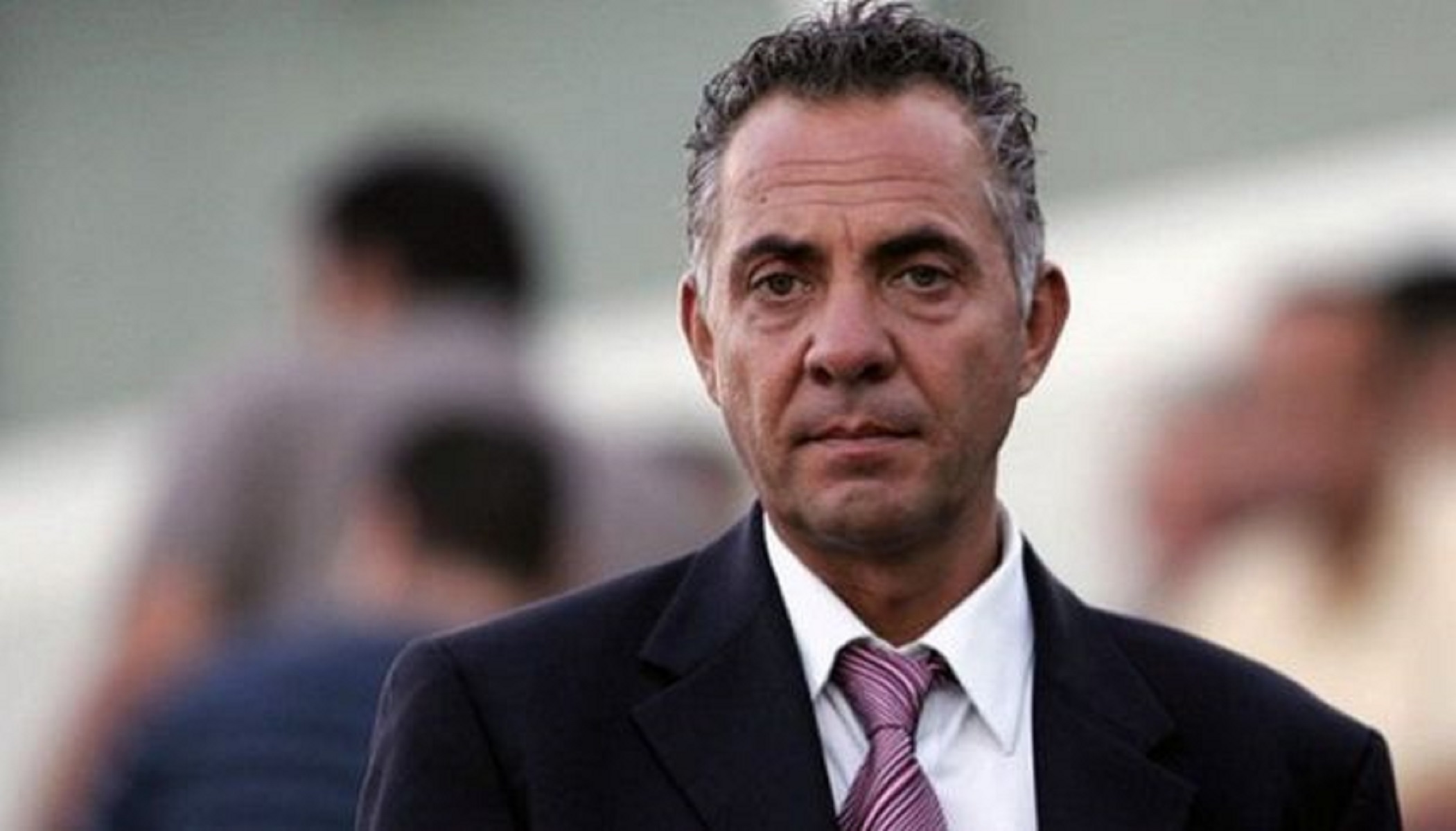 Γιώργος Μίνος: Τραγούδησε το “Λευτέρη, Λευτέρη” αφιερώνοντας το στον Βαρούχα