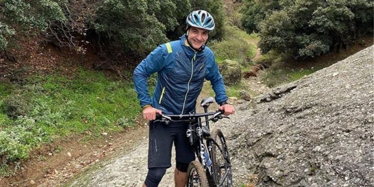 Ο Κυριάκος Μητσοτάκης κάνει mountain bike στα Μετέωρα