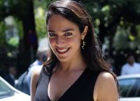 Ανοιχτό ντεκολτέ που κολάζει: Η υφυπουργός Δόμνα Μιχαηλίδου όπως δεν την έχουμε ξαναδεί ποτέ