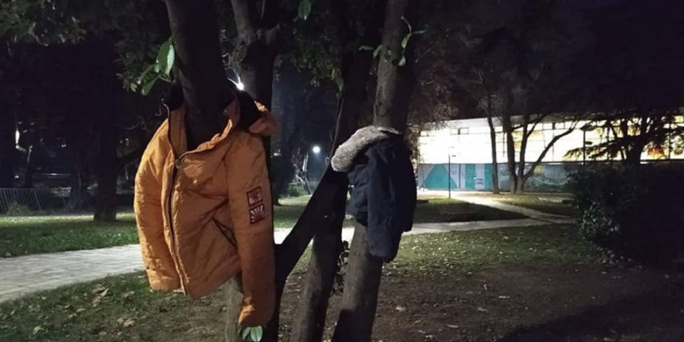 Έδεσσα: Κρέμασαν μπουφάν στα δέντρα για όσους τα χρειάζονται