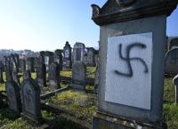 Γαλλία: Βεβήλωσαν εβραϊκούς τάφους με σβάστικες [pics]