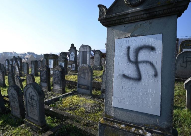 Γαλλία: Βεβήλωσαν εβραϊκούς τάφους με σβάστικες [pics]