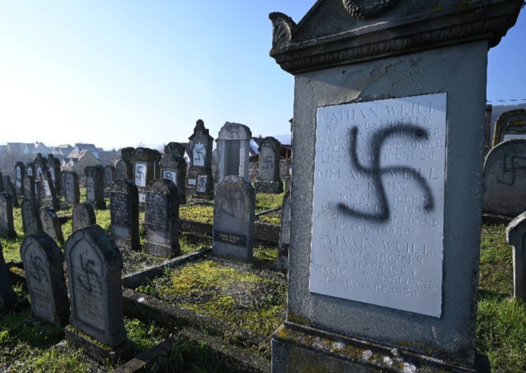 Γαλλία: Βεβήλωσαν εβραϊκούς τάφους με σβάστικες [pics]