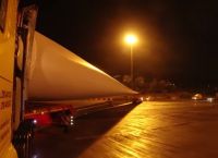 Όχημα 75 μέτρων κάνει αναστροφή κουβαλώντας πτερύγιο ανεμογεννήτριας [vid]