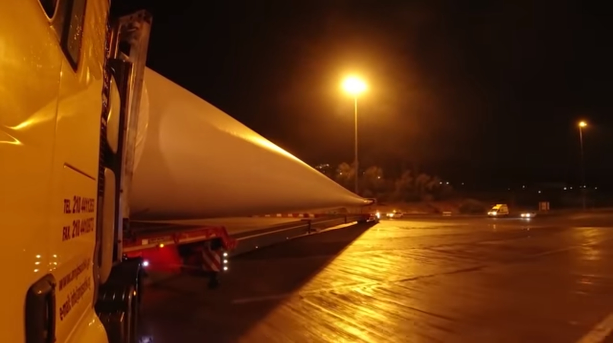 Όχημα 75 μέτρων κάνει αναστροφή κουβαλώντας πτερύγιο ανεμογεννήτριας [vid]