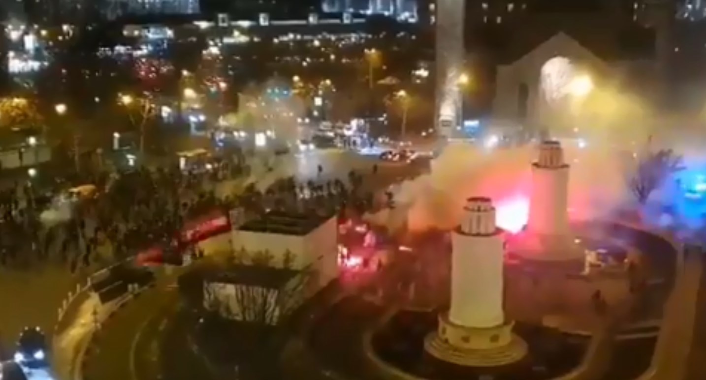 Παρί Σεν Ζερμέν – Γαλατασαράι: Απίστευτο ξύλο στο Παρίσι μεταξύ οπαδών [vids]