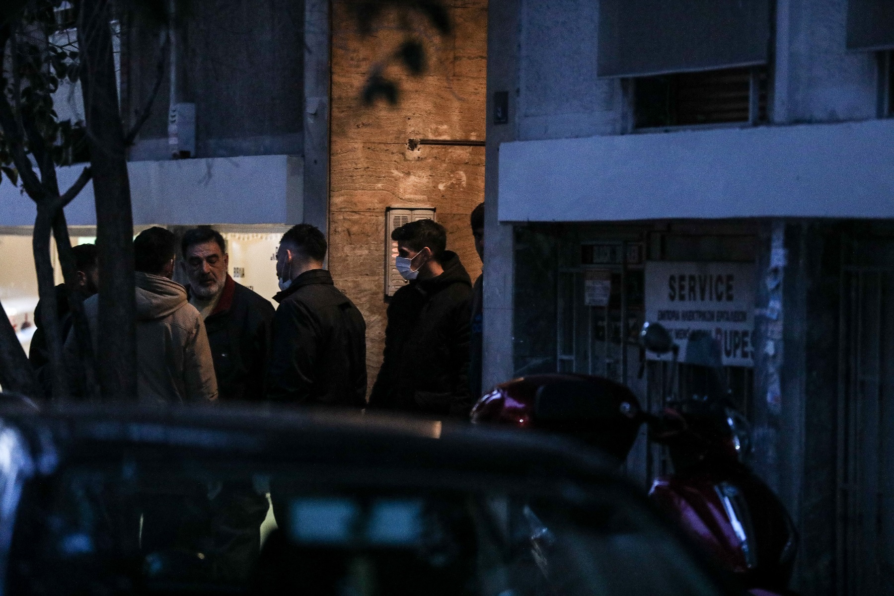 Πετράλωνα: “Σκότωσα τον νονό μου στον ύπνο του γιατί χτυπούσε τη μάνα μου”, ανέφερε ο 21χρονος